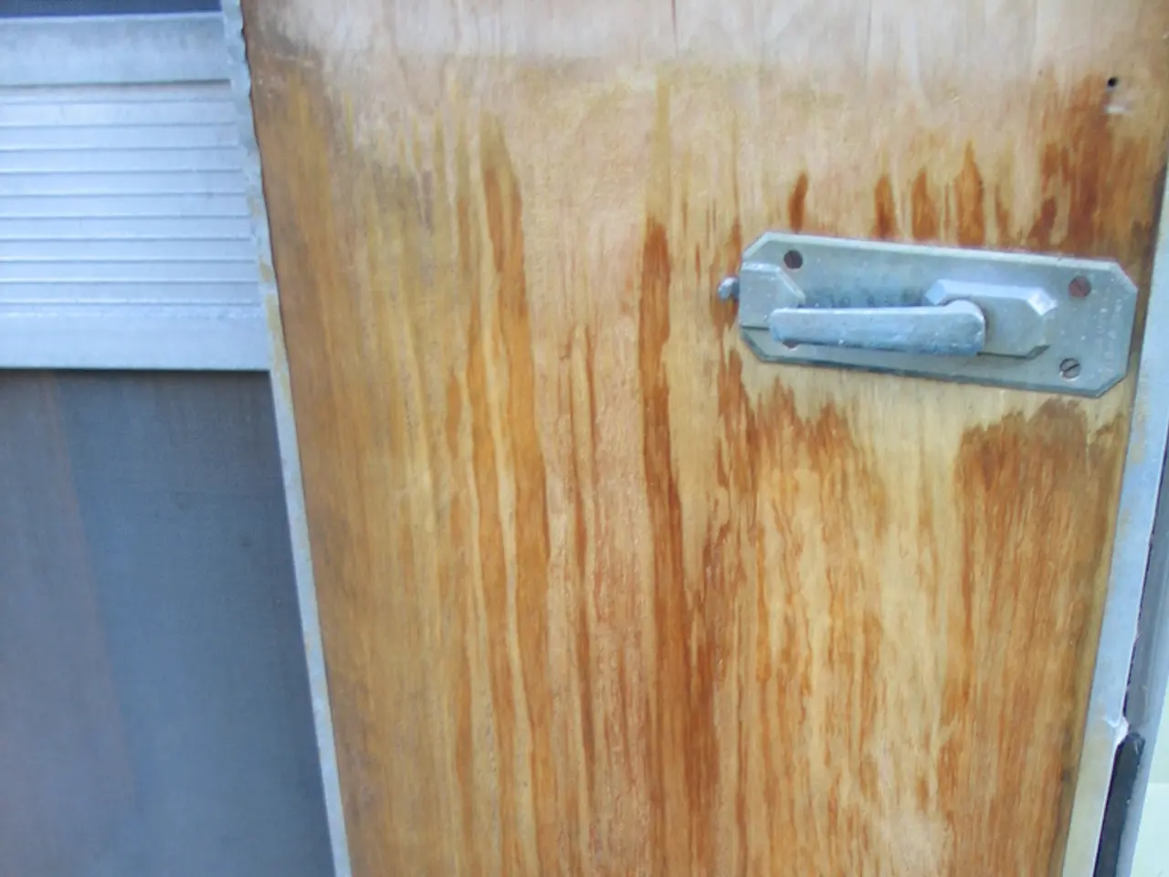 Strongest garage door locks for warding off vehicle theft incidents