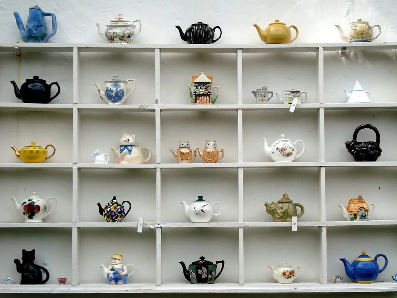 Twenty-four hues for countertops that harmoniously match oak kitchen cupboards