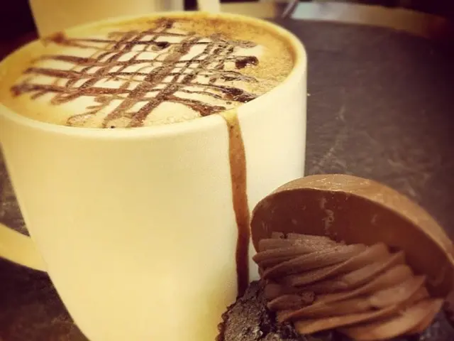 Compare and Select: Benjamin Moore's Most Favorite White Paints - Swiss Coffee vs White Dove