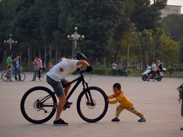 Guide a child to learn bicycle riding without training wheels in nine easy steps: