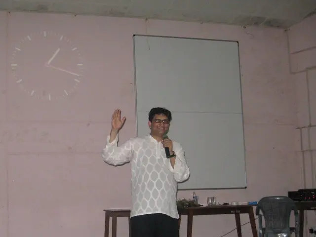 Secure Grip for iPhone on Flat Surfaces by MagSockets, Sustained for Hours via MagSafe Technology