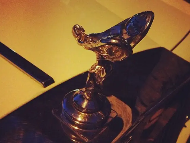 Queen Elizabeth's legendary Range Rover, equipped with a mascot and heightened security, hits the...