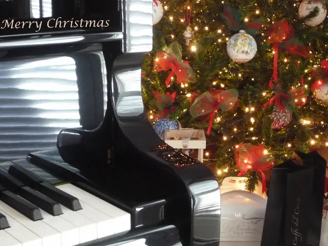 Easily Playable Famous Carols on the Piano